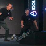 Robô 'humano' russo cai no palco durante estreia