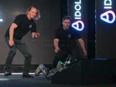 Robô ‘humano’ russo cai no palco durante estreia Robô 'humano' russo cai no palco durante estreia