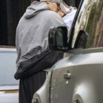 Romeo Beckham exibiu seu luxuoso Porsche de £ 100.000 enquanto fazia as malas no PDA com sua namorada Kim Turnbull em Notting Hill esta semana - após sua breve separação