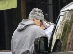 Romeo Beckham, 23, exibe seu luxuoso Porsche de £ 150 mil enquanto faz as malas no PDA com a namorada Kim Turnbull em Notting Hill após uma breve separação Romeo Beckham exibiu seu luxuoso Porsche de £ 100.000 enquanto fazia as malas no PDA com sua namorada Kim Turnbull em Notting Hill esta semana - após sua breve separação