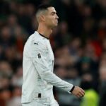 Ronaldo corre o risco de ser banido da Copa do Mundo após cartão vermelho por dar uma cotovelada no zagueiro irlandês nas eliminatórias