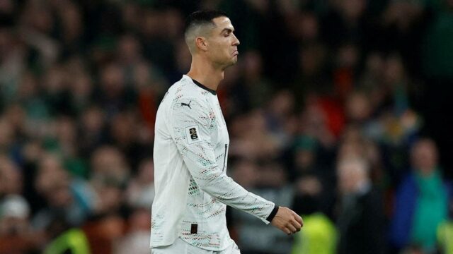 Ronaldo corre o risco de ser banido da Copa do Ronaldo corre o risco de ser banido da Copa do Mundo após cartão vermelho por dar uma cotovelada no zagueiro irlandês nas eliminatórias