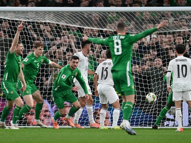 O atacante português Cristiano Ronaldo (R) reage após perder uma cobrança de falta durante as eliminatórias do Grupo F da Copa do Mundo de 2026, entre Irlanda e Portugal, no Aviva Stadium, em Dublin, em 13 de novembro de 2025. (Foto de Paul Faith / AFP)