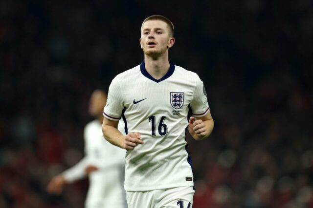 Roy Keane identifica a 'grande força' de Adam Wharton, já ícone de correio