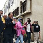 Roy Suryo Cs examinado como suspeito no caso Jokowi, traz evidências e é recebido pelas mães