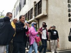 Roy Suryo Cs examinado como suspeito no caso Jokowi, traz evidências e é recebido pelas mães Roy Suryo Cs examinado como suspeito no caso Jokowi, traz evidências e é recebido pelas mães