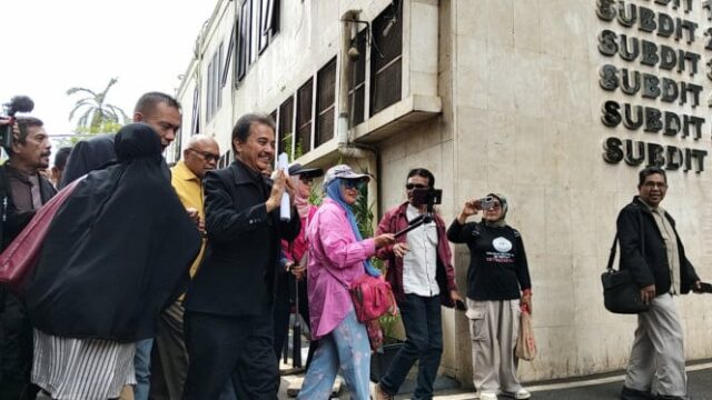 Roy Suryo Cs examinado como suspeito no caso Jokowi, traz evidências e é recebido pelas mães
