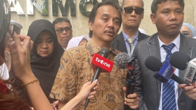 Roy Suryo Cs não foi detido apesar de ser suspeito, Roy Suryo Cs não foi detido apesar de ser suspeito, aparentemente porque...