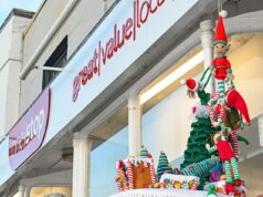 Royal Mail rouba o Natal: tumulto em uma vila conhecida mundialmente por seu bombardeio de fios, enquanto novas caixas de correio movidas a energia solar forçam Titchfield a aposentar chapéus de coco ‘espetaculares’ Yarnbomber Suzy Jackson ajustando a cobertura final da caixa de correio fora do Titchfield Post Office