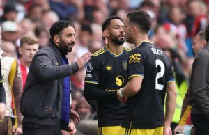 Ruben Amorim descarta atualização sobre lesões de Matheus Cunha e dois jogadores importantes do Man Utd antes da partida do Crystal Palace Amad Diallo luta pela posse de bola com o uniforme do Manchester United.