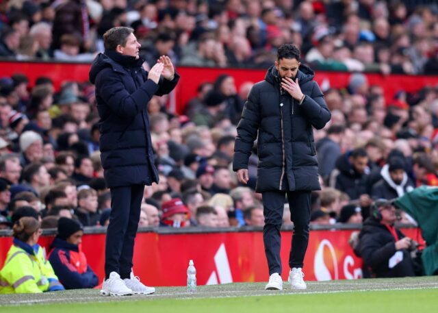 O técnico do Manchester United, Ruben Amorim, parece frustrado.