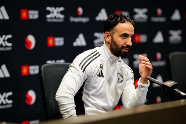 O chefe da Ineos, Sir Jim Ratcliffe, observa antes da entrega do troféu após a final da Liga Europa entre Tottenham e Manchester United, no Estádio de San Mames, em 2025, em Bilbao, Espanha.