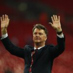 Louis van Gaal acena para os torcedores do Manchester United.