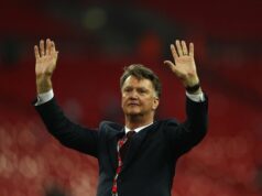 Ruben Amorim ignora o inegociável do Man Utd, ‘política’ de Louis van Gaal pode salvá-lo – Opinião Louis van Gaal acena para os torcedores do Manchester United.