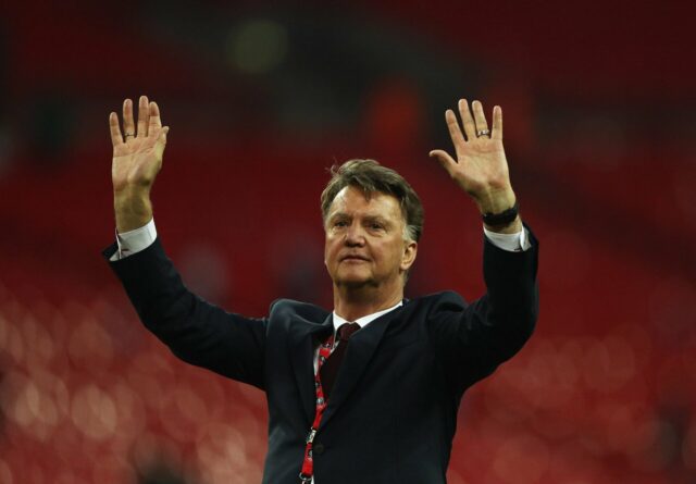 Louis van Gaal acena para os torcedores do Manchester United.
