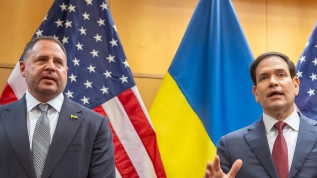 O primeiro rascunho do plano de paz foi elaborado pelo enviado de Trump, Steve Witkoff (centro). O secretário de Estado Marco Rubio (à direita) não estava “totalmente envolvido”.