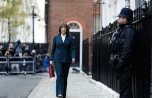 ‘Ruim para jogos de azar mais seguros’: indústria de jogos de azar do Reino Unido reage ao aumento de impostos no orçamento de outono Rachel Reeves com a caixa vermelha do orçamento. 'Ruim para jogos de azar mais seguros': indústria de jogos de azar do Reino Unido reage ao aumento de impostos no orçamento de outono