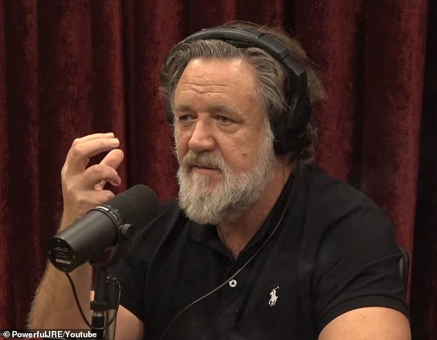 Russell Crowe detalha seus problemas de saúde debilitantes depois de Russell Crowe falou sobre seus problemas de saúde debilitantes enquanto revelava os segredos de sua impressionante perda de peso de 25 quilos no último episódio do podcast de Joe Rogan.