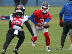 Russell Wilson está abraçando seu mais novo papel no Giants com graça O quarterback do New York Giants, Russell Wilson #3, entrega a bola para o running back Dante Miller #25 durante o treino.