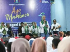 Rustini Muhaimin faz campanha pelo movimento Vamos Ler para fortalecer a alfabetização de crianças remotas Rustini Muhaimin faz campanha pelo movimento Vamos Ler para fortalecer a alfabetização de crianças remotas