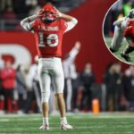 O quarterback do Rutgers, Athan Kaliakman, está reagindo a uma jogada com as mãos no capacete.