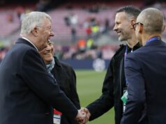 Ryan Giggs foi pego de surpresa depois de saber que Sir Alex Ferguson bloqueou a abordagem do ícone do Man Utd em 2000 Wayne Rooney chega com Ryan Giggs para a partida da Barclays Premier League entre Liverpool e Manchester United em Anfield em 2016 em Liverpool, Inglaterra.