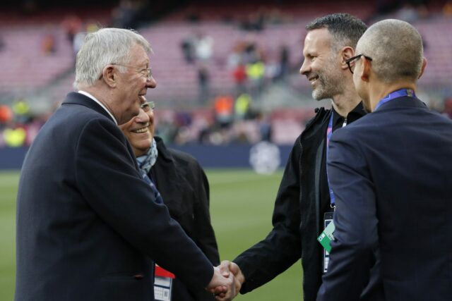 Wayne Rooney chega com Ryan Giggs para a partida da Barclays Premier League entre Liverpool e Manchester United em Anfield em 2016 em Liverpool, Inglaterra.