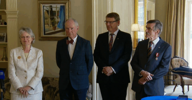 SA nomeia Australianos Sênior do Ano após desastre na noite Malcolm Benoy e James Currie finalmente receberam seus prêmios de Sênior Sul-Australiano do Ano.