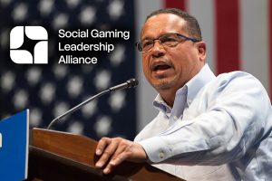 SGLA critica a repressão da Minnesota AG aos cassinos de SGLA critica a repressão da Minnesota AG aos cassinos de sorteios como uma ação equivocada. O procurador-geral de Minnesota, Keith Ellison, em um pódio com a bandeira dos EUA ao fundo, com o logotipo da Social Gaming Leadership Alliance ao lado.