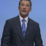 'SNL' Cold Open Skewers Debate para prefeito de Nova York com Miles Teller como Andrew Cuomo, Ramy Youssef como Zohran Mamdani e Shane Gillis como Curtis Sliwa