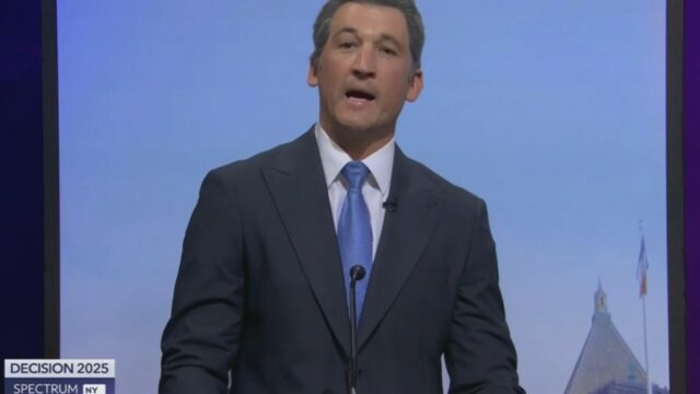 'SNL' Cold Open Skewers Debate para prefeito de Nova York 'SNL' Cold Open Skewers Debate para prefeito de Nova York com Miles Teller como Andrew Cuomo, Ramy Youssef como Zohran Mamdani e Shane Gillis como Curtis Sliwa