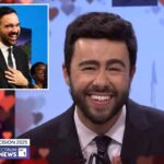 Ramy Youssef como Zohran Mamdani rindo durante um debate em uma esquete do Saturday Night Live.