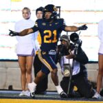 O quarterback do California Golden Bears, Jaron-Keawe Sagapolutele (3), lança um passe contra o Southern Methodist Mustangs no primeiro tempo do jogo no Memorial Stadium em Berkeley, Califórnia, no sábado, 29 de novembro de 2025. (Jose Carlos Fajardo/Bay Area News Group)
