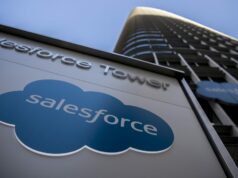 Salesforce diz que alguns dados de seus clientes foram acessados após violação da Gainsight The Salesforce logo is seen at Salesforce Tower on December 1, 2020 in San Francisco, California.