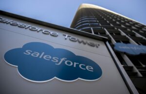 Salesforce diz que alguns dados de seus clientes foram acessados após violação da Gainsight The Salesforce logo is seen at Salesforce Tower on December 1, 2020 in San Francisco, California.