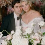 Apesar das diferenças na orientação sexual, a identidade gay de Jacob não é algo que ele explora fora do casamento.