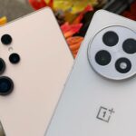 Close da parte traseira do OnePlus 13 em uma pedra