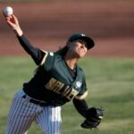 Kelsie Whitmore (9) do Oakland Ballers cumprimenta Dondrei Hubbard (20) do Oakland Ballers antes de um jogo contra o Boise Hawks no Raimondi Park em Oakland, Califórnia, na quarta-feira, 14 de agosto de 2024. (Shae Hammond/Bay Area News Group)