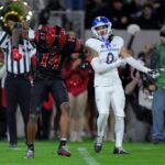 Dwayne McDougle nº 26 do San Diego State corre a bola após uma interceptação contra Daniel Moleni nº 54 do San Jose State durante seu jogo no Snapdragon Stadium no sábado, 22 de novembro de 2025 em San Diego, Califórnia. (Meg McLaughlin/The San Diego Union-Tribune)