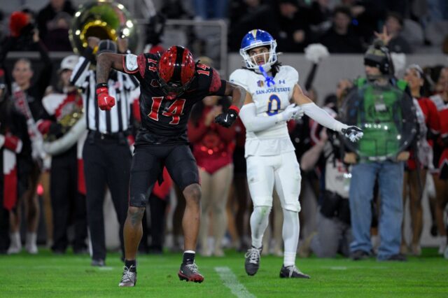 San Jose State perde o quarterback Walter Eget na derrota Dwayne McDougle nº 26 do San Diego State corre a bola após uma interceptação contra Daniel Moleni nº 54 do San Jose State durante seu jogo no Snapdragon Stadium no sábado, 22 de novembro de 2025 em San Diego, Califórnia. (Meg McLaughlin/The San Diego Union-Tribune)