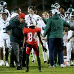 Santo Inácio e Catedral do Coração Sagrado se enfrentam no meio-campo após o jogo Bruce-Mahoney