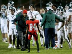 Santo Inácio e Catedral do Coração Sagrado se enfrentam no meio-campo após o jogo Bruce-Mahoney Santo Inácio e Catedral do Coração Sagrado se enfrentam no meio-campo após o jogo Bruce-Mahoney