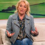 Sarah Beeny revelou que sua mastectomia dupla deu errado na primeira vez e ela teve que 'refazer tudo' apenas seis meses depois, depois que seus implantes 'endureceram e reagiram mal' (foto em janeiro)