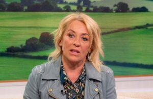 Sarah Beeny, 53, revela que sua mastectomia dupla deu errado e ela teve que “refazer tudo” apenas seis meses depois, depois que seus “implantes endureceram e reagiram mal” Sarah Beeny revelou que sua mastectomia dupla deu errado na primeira vez e ela teve que 'refazer tudo' apenas seis meses depois, depois que seus implantes 'endureceram e reagiram mal' (foto em janeiro)