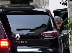 Sarkozy é libertado após apenas 20 dias de prisão por conspiração Sarkozy, 70 anos, fotografado com a esposa, disse que a prisão era “um pesadelo”.