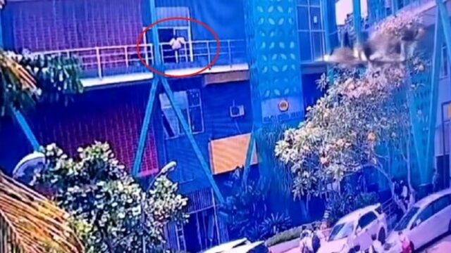 Seconds Unpak Student cai do 3º andar, supostamente pulando de propósito
