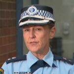 A cena do crime foi declarada enquanto a polícia procurava os supostos agressores.