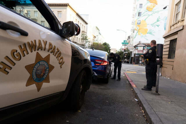 Segurança Interna quer dados de carteira de motorista estadual para Desenho animado de Mike Luckovich