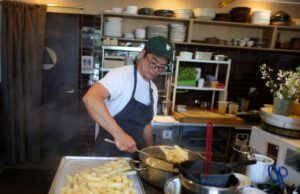 Seis restaurantes da Bay Area chegam ao Top 100 do OpenTable No SingleThread, o chef Kyle Connaughton e a esposa agricultora Katina Connaughton criam um menu de degustação com produtos de sua fazenda de cinco acres nas proximidades. (Foto cortesia de SingleThread)