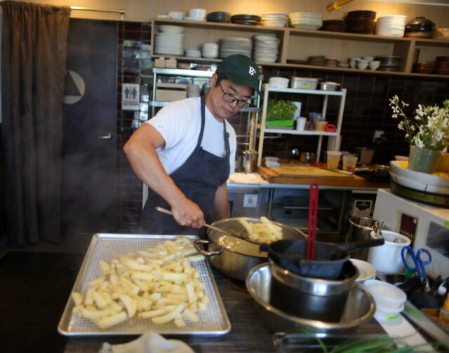 No SingleThread, o chef Kyle Connaughton e a esposa agricultora Katina Connaughton criam um menu de degustação com produtos de sua fazenda de cinco acres nas proximidades. (Foto cortesia de SingleThread)